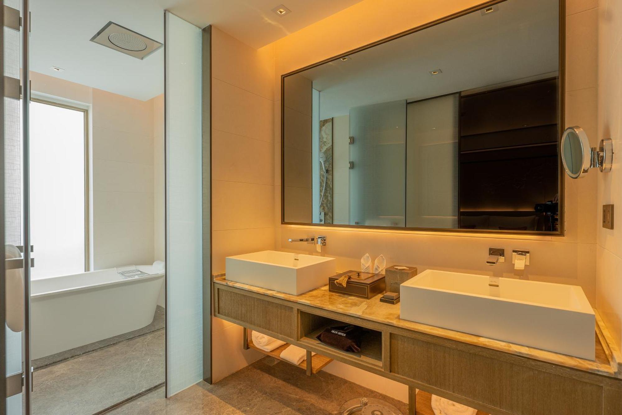 Howard Johnson Plaza By Wyndham Blue Bay Sihanoukville Buitenkant foto
